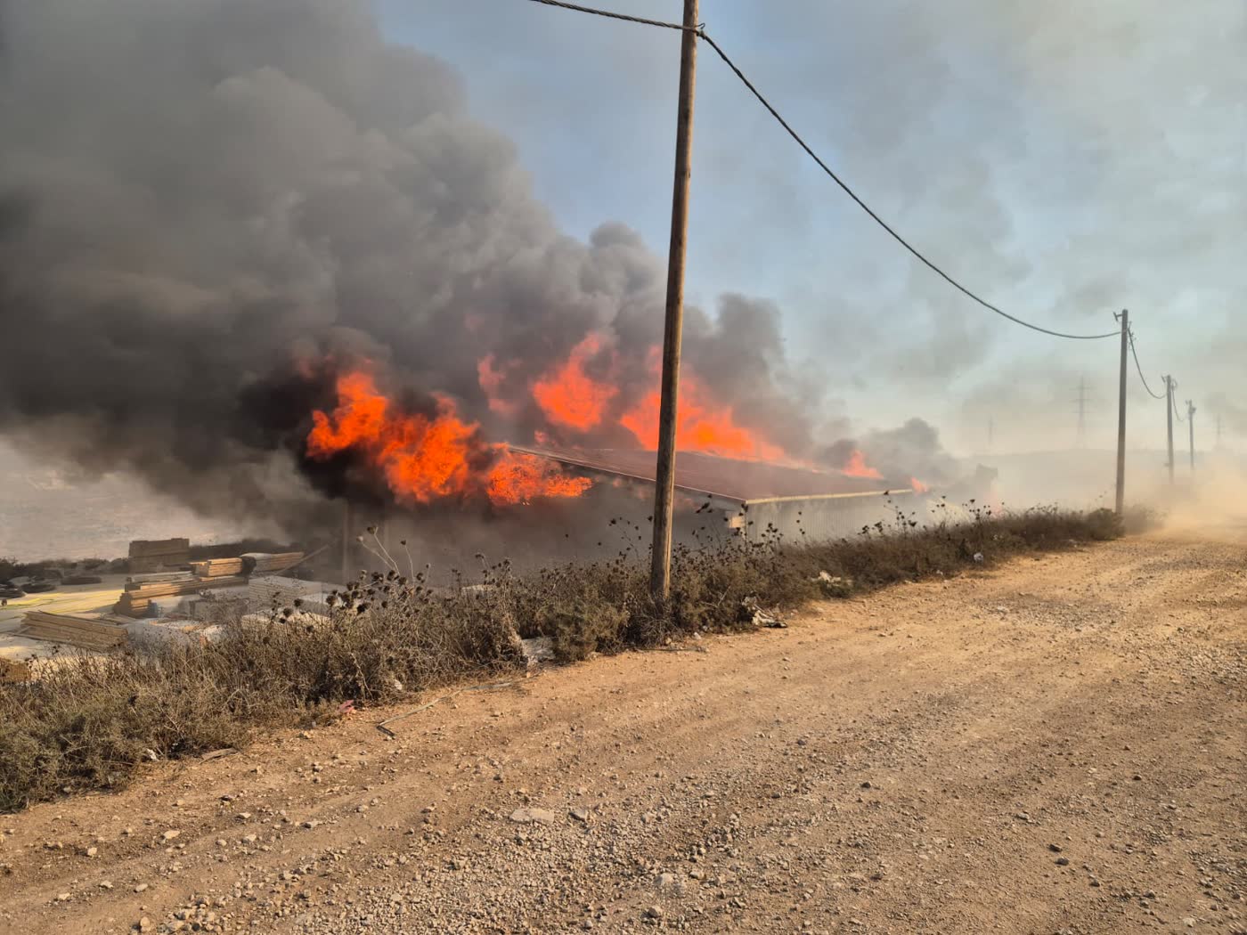 המחסן כולו בלהבות, עמוד עשן שחור ענק